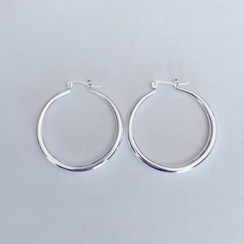 An awesome pair of 925 silver hoop earrings